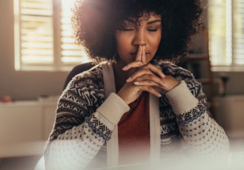 Une jeune femme en pleine reflexin quant à son avenir son orientation scolaire et professionnelle